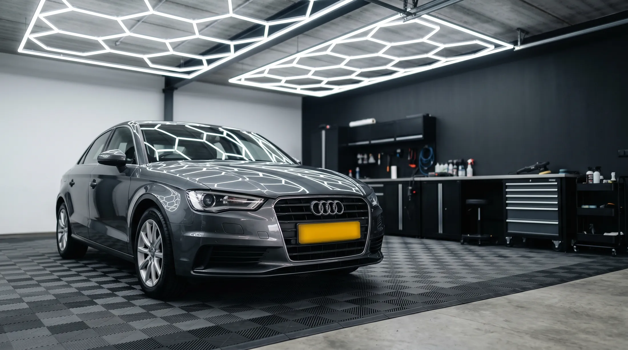Grijze Audi in GD Carcare detailgarage met hexagon-verlichting